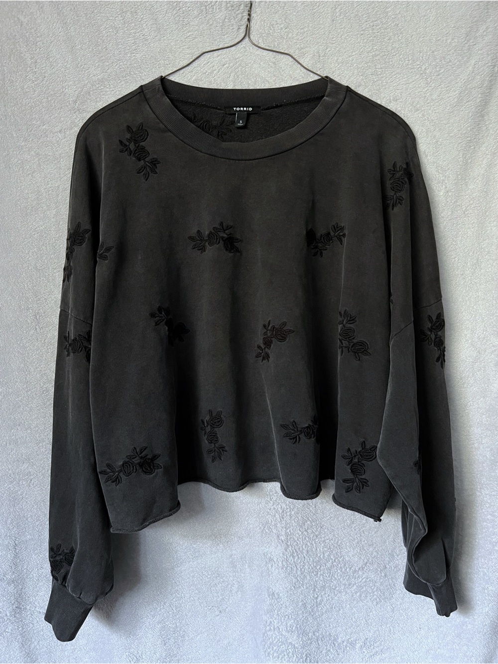 torrid Black Cropped Crewneck Sweatshirt with Tonal Floral Embroidery - Picture 2 of 6
